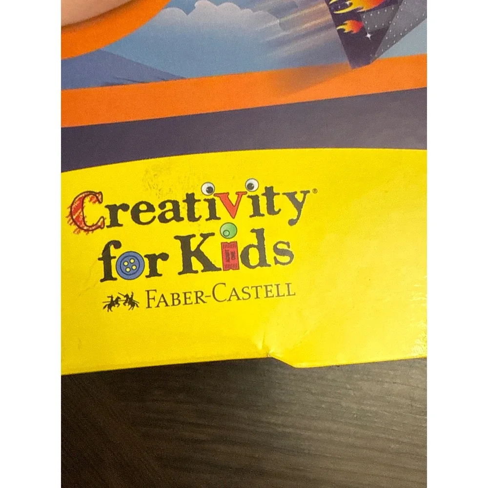 Creativity for Kids Stunt Squadron Paper Airplanes Kit 80 Planes 2 Launchers‎